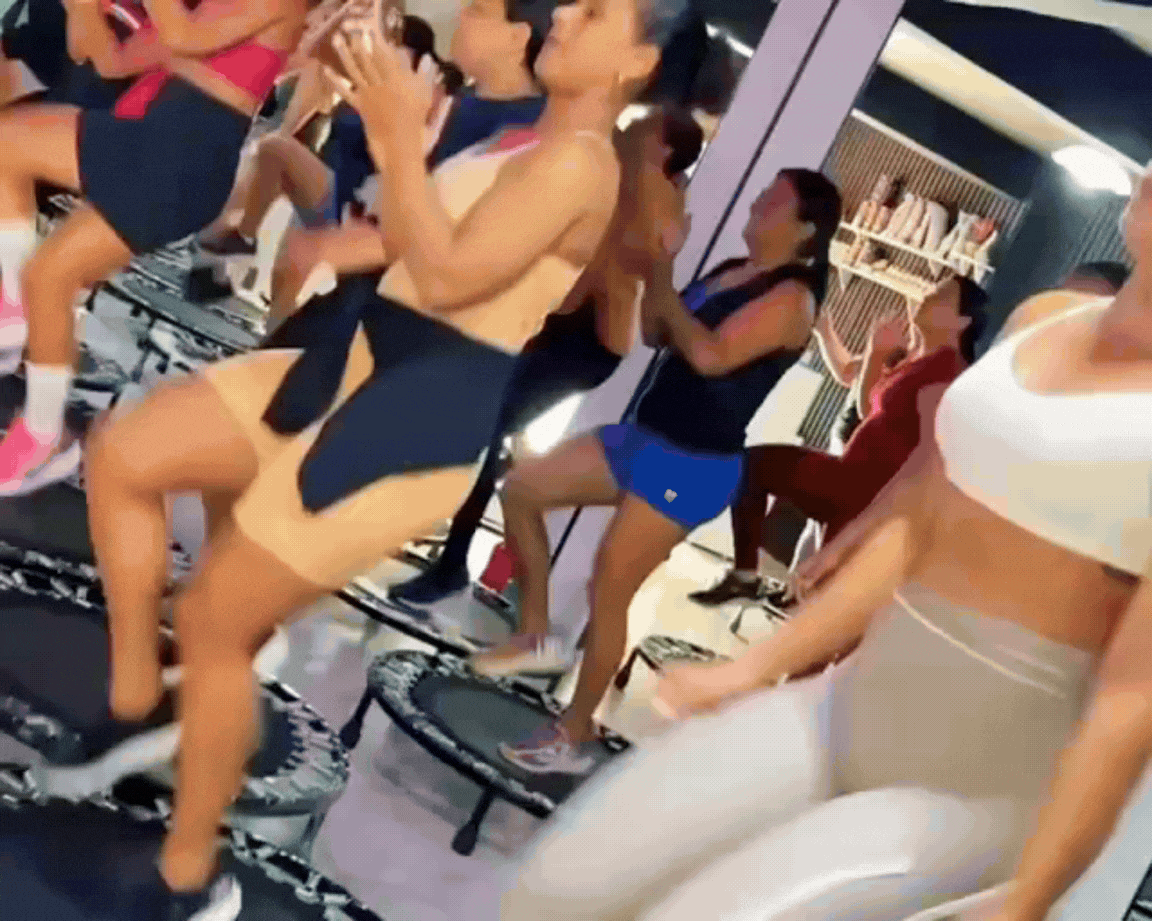 Aula de Power Jump no trampolim no studio feminino Aeróbica Power, Socorro, SE